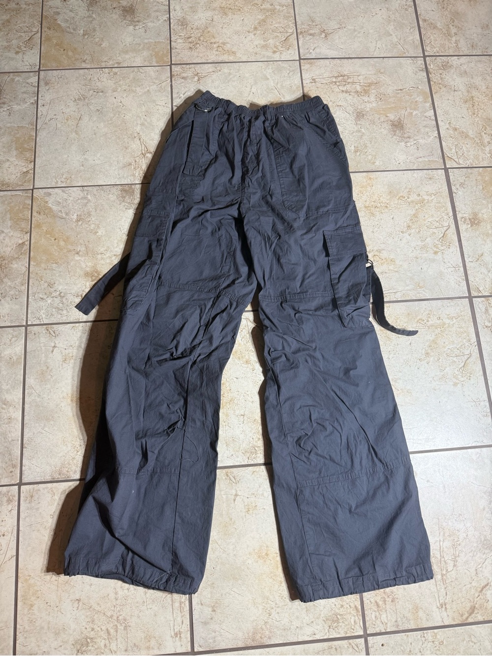Cargo Pants in Dark Gray - Casual Utility Style